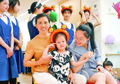 廣東深圳市，老年人與孩子一起參加“慶六一”活動。資料圖片