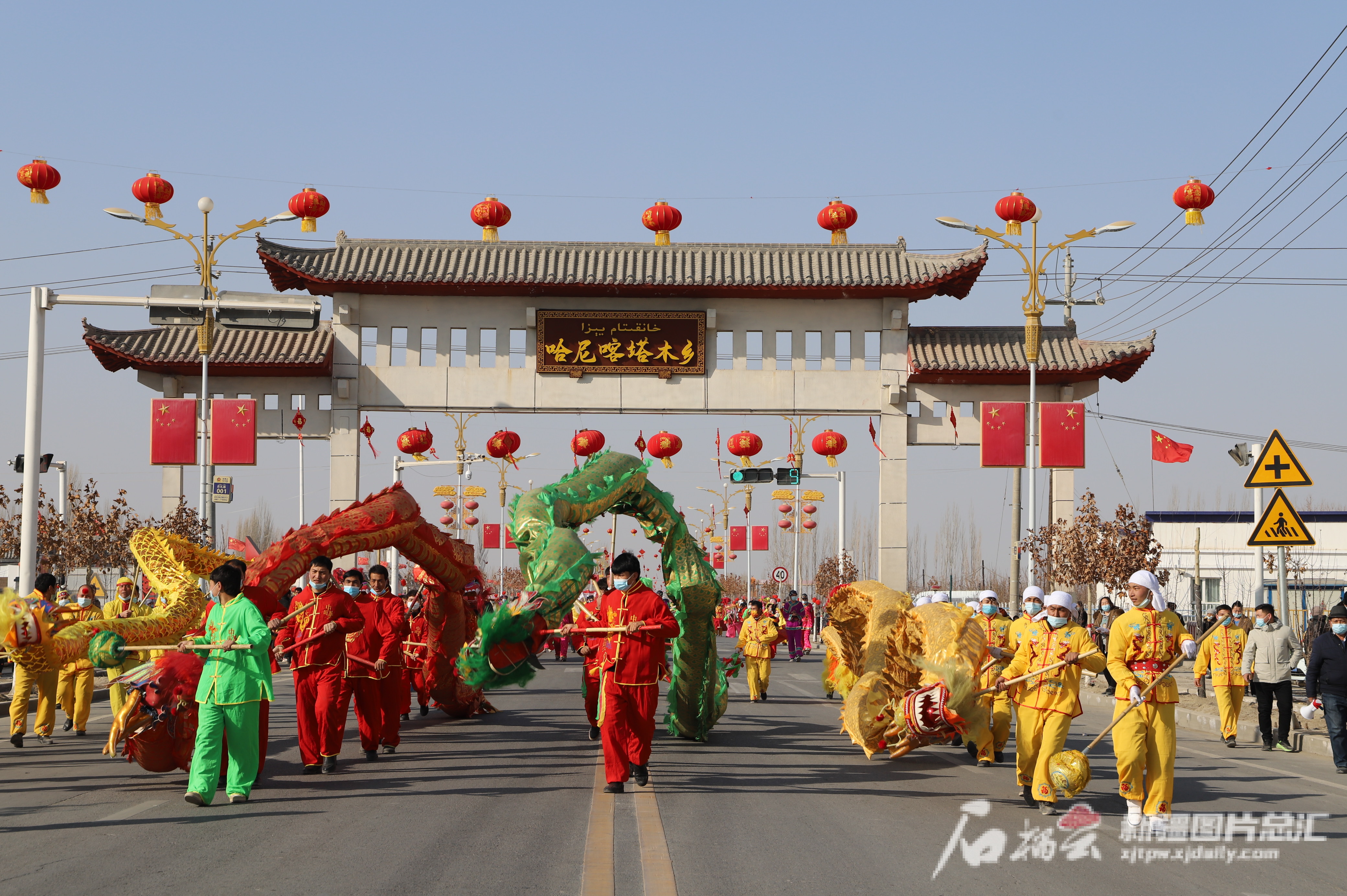 在庫車市哈尼喀塔木鄉(xiāng)主干道上，舞龍隊正在表演舞龍。劉雪梅攝