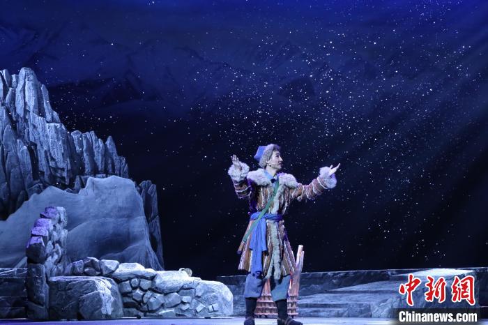 擔(dān)任主角之一的呼圖壁“90后”小伙舍永超完成自己的首場(chǎng)大型演出?！±钭恿?攝