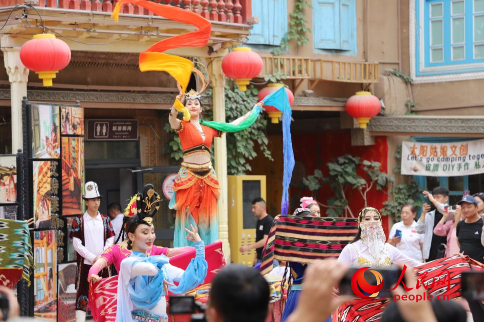 古城歌舞起，夏日旅游熱。人民網(wǎng) 李龍攝