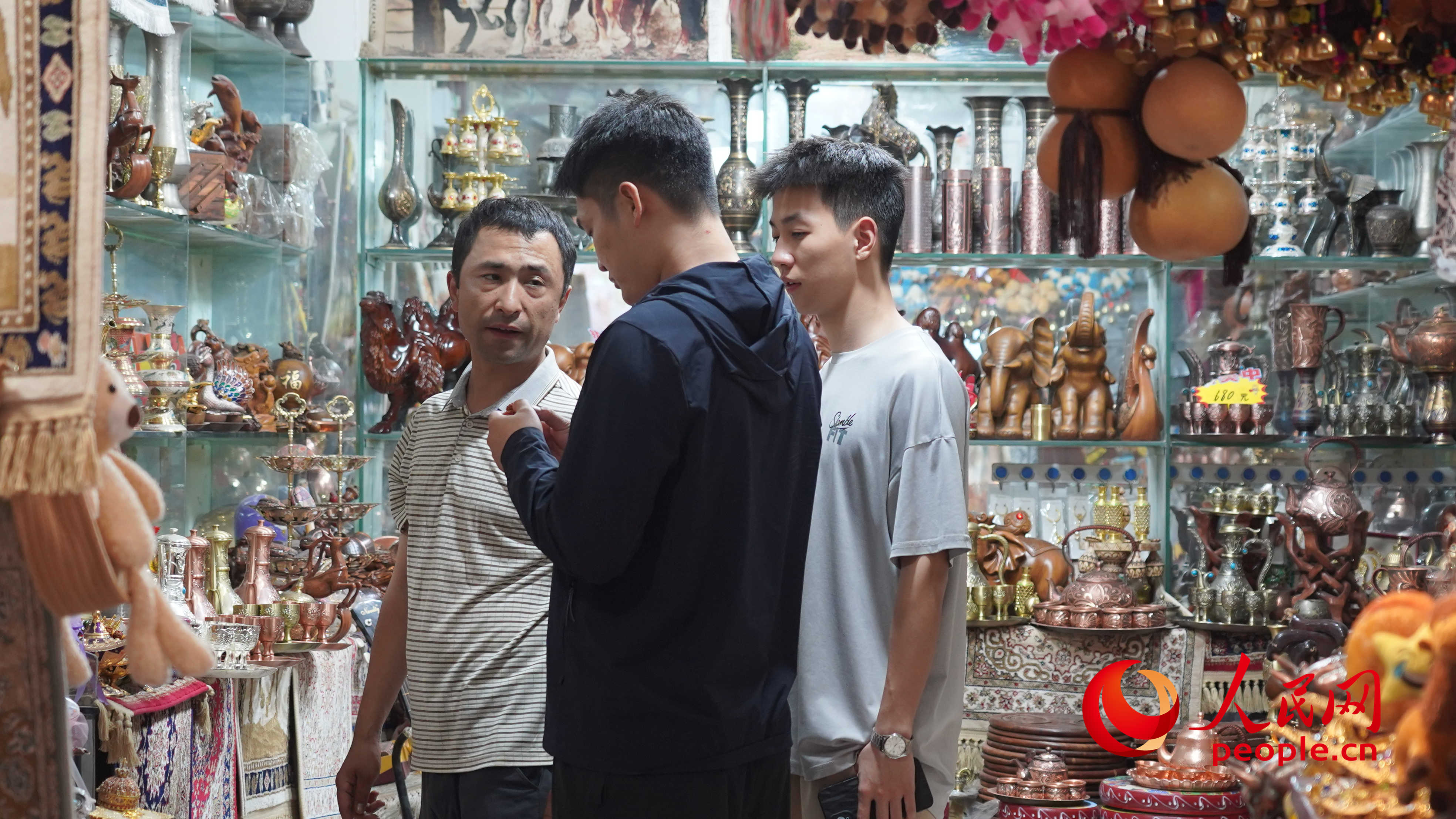 游客正在購(gòu)買工藝品。人民網(wǎng) 李龍攝