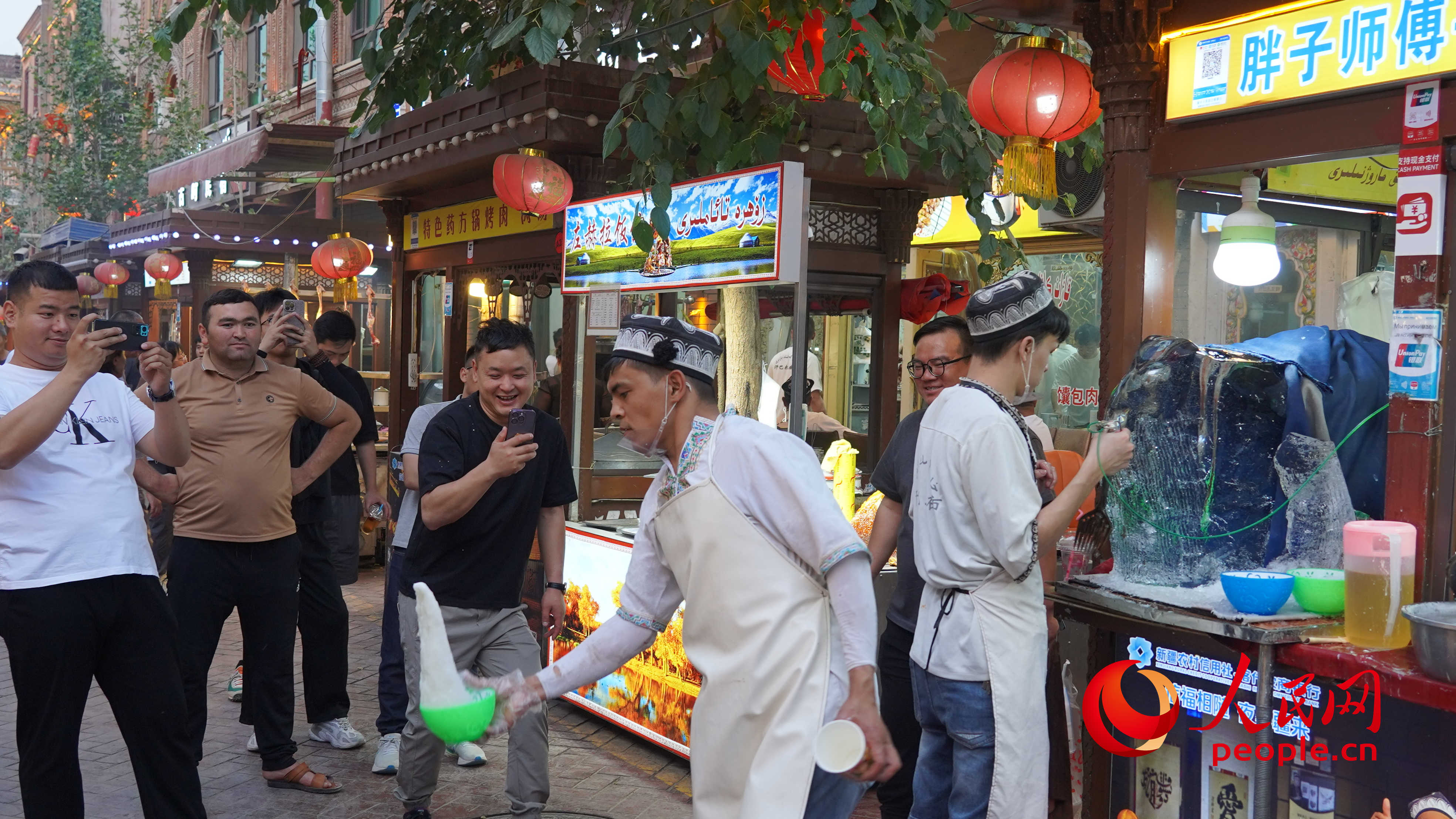 游客在古城景區(qū)里拍照。人民網(wǎng) 李龍攝