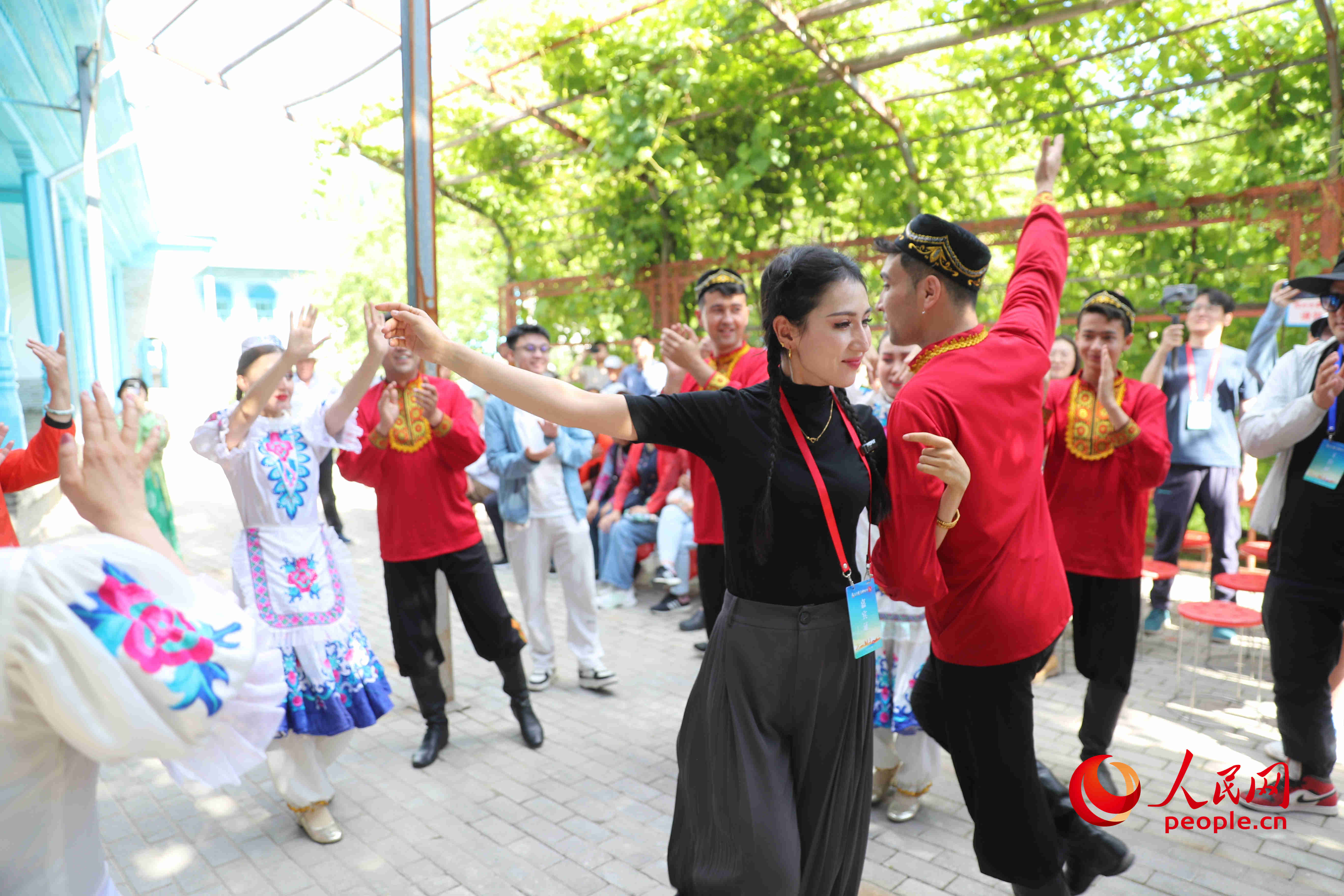 參加活動的正能量網(wǎng)絡(luò)名人代表和舞蹈演員跳起了歡快的舞蹈。人民網(wǎng) 李龍攝