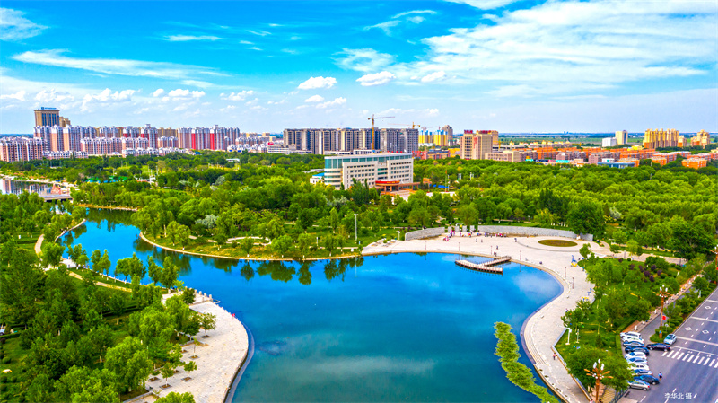 新疆生產(chǎn)建設(shè)兵團(tuán)第六師五家渠市濱河公園一角。李華北攝